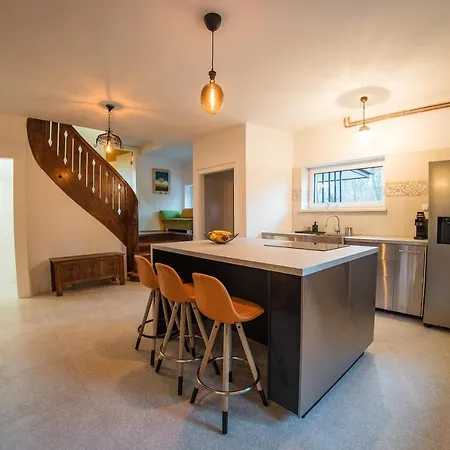 Park Ravne * Ravne na Koroskem