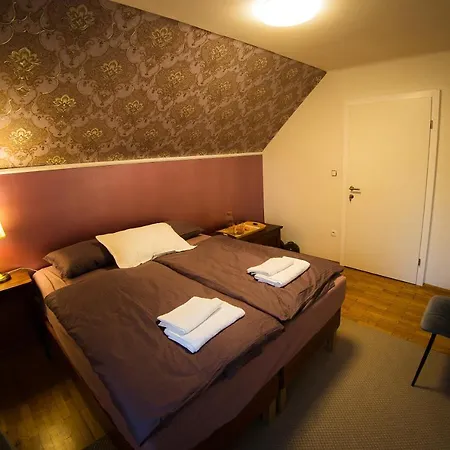 Park Ravne * Ravne na Koroskem