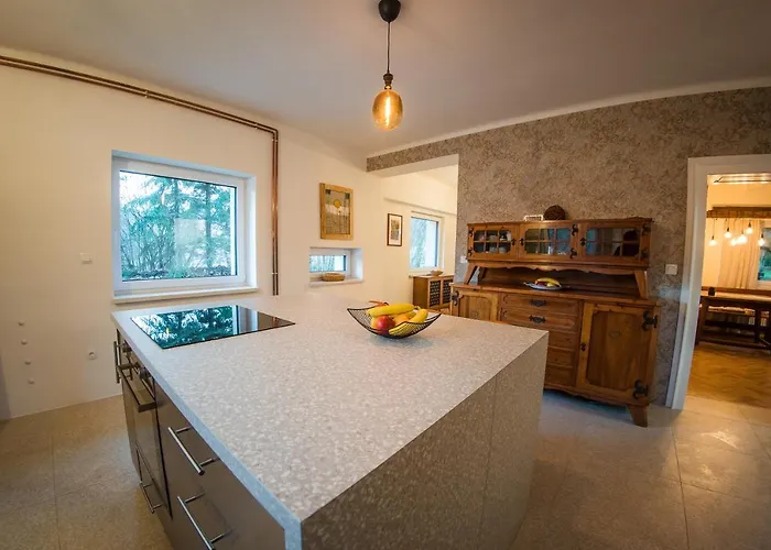 Park Ravne * Ravne na Koroskem